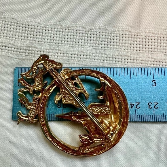 ON SALE Christmas Brooch Gold-tone‎ Circle Santa Sleigh Reindeer Steeple EUC - Picture 5 of 8